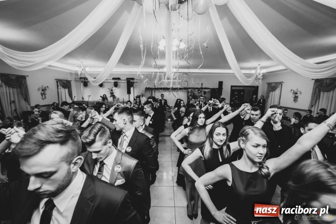 Zdjęcie w galerii na portalu naszraciborz.pl: Pierwsza studniówka Mechanika - trzy klasy bawiły się w Pogrzebieniu FOTO I WIDEO wiadomości z regionu