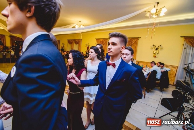 Zdjęcie w galerii na portalu naszraciborz.pl: Pierwsza studniówka Mechanika - trzy klasy bawiły się w Pogrzebieniu FOTO I WIDEO wiadomości z regionu