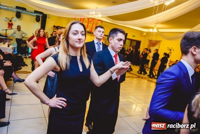 Zdjęcie w galerii na portalu naszraciborz.pl: Pierwsza studniówka Mechanika - trzy klasy bawiły się w Pogrzebieniu FOTO I WIDEO wiadomości z regionu