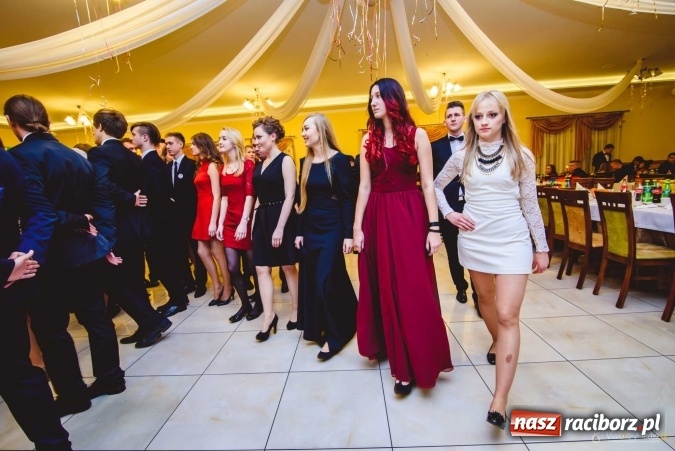 Zdjęcie w galerii na portalu naszraciborz.pl: Pierwsza studniówka Mechanika - trzy klasy bawiły się w Pogrzebieniu FOTO I WIDEO wiadomości z regionu