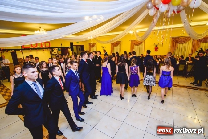 Zdjęcie w galerii na portalu naszraciborz.pl: Pierwsza studniówka Mechanika - trzy klasy bawiły się w Pogrzebieniu FOTO I WIDEO wiadomości z regionu