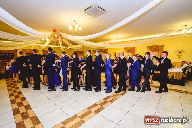 Zdjęcie w galerii na portalu naszraciborz.pl: Pierwsza studniówka Mechanika - trzy klasy bawiły się w Pogrzebieniu FOTO I WIDEO wiadomości z regionu