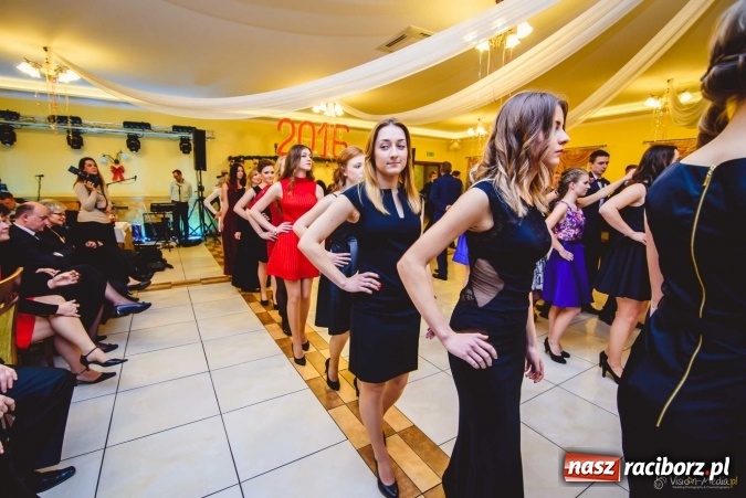 Zdjęcie w galerii na portalu naszraciborz.pl: Pierwsza studniówka Mechanika - trzy klasy bawiły się w Pogrzebieniu FOTO I WIDEO wiadomości z regionu