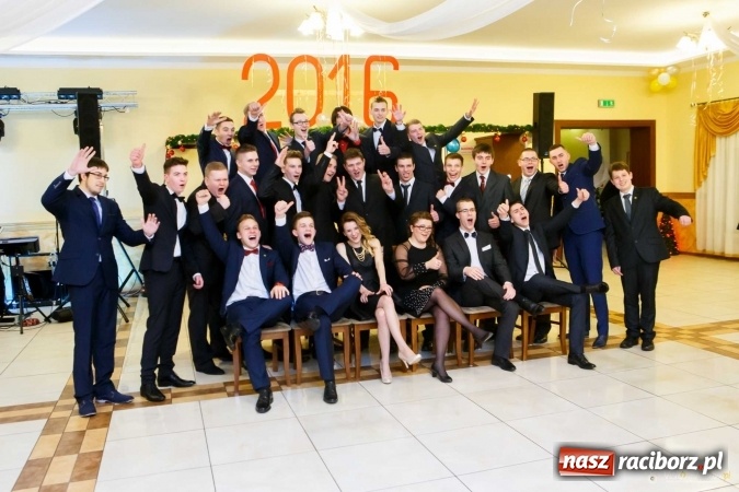 Zdjęcie w galerii na portalu naszraciborz.pl: Pierwsza studniówka Mechanika - trzy klasy bawiły się w Pogrzebieniu FOTO I WIDEO wiadomości z regionu