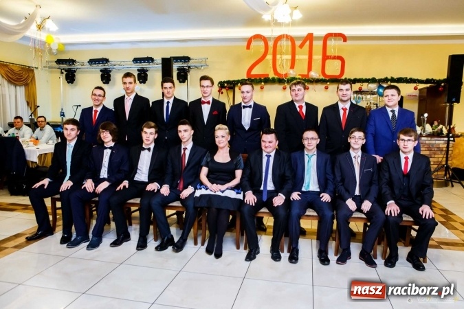 Zdjęcie w galerii na portalu naszraciborz.pl: Pierwsza studniówka Mechanika - trzy klasy bawiły się w Pogrzebieniu FOTO I WIDEO wiadomości z regionu