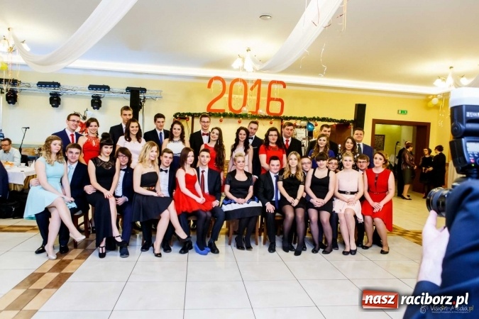 Zdjęcie w galerii na portalu naszraciborz.pl: Pierwsza studniówka Mechanika - trzy klasy bawiły się w Pogrzebieniu FOTO I WIDEO wiadomości z regionu