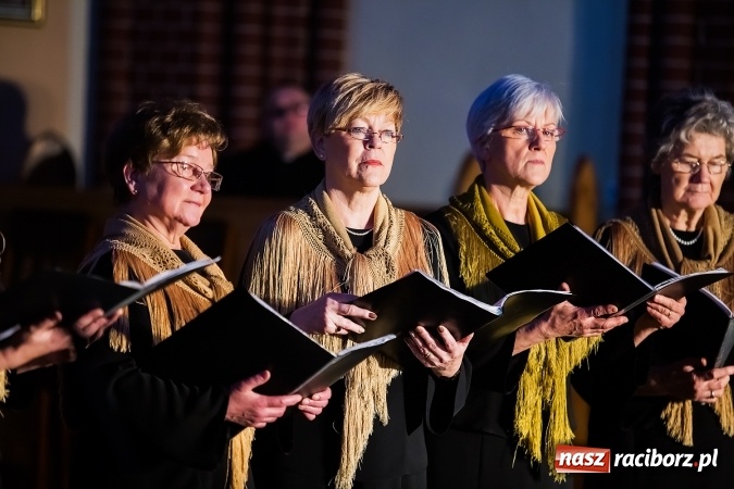 Zdjęcie w galerii na portalu naszraciborz.pl: Bożonarodzeniowy Koncert Chórów w Mikołaju wiadomości z regionu