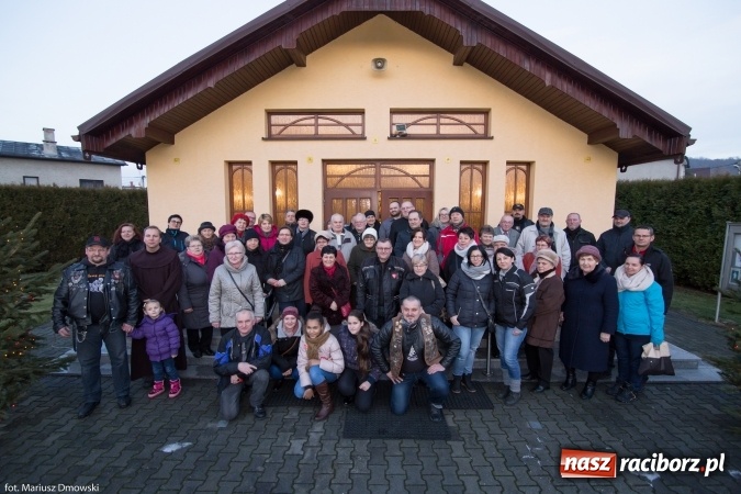 Zdjęcie w galerii na portalu naszraciborz.pl: Doroczne kolędowanie przy żłóbku w Oborze wiadomości z regionu