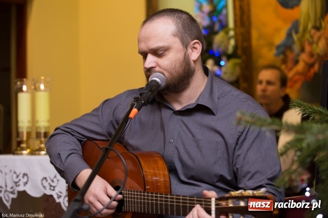 Zdjęcie w galerii na portalu naszraciborz.pl: Doroczne kolędowanie przy żłóbku w Oborze wiadomości z regionu