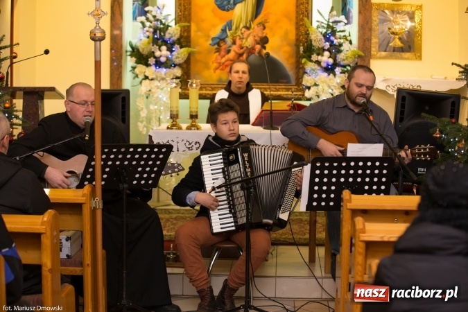 Zdjęcie w galerii na portalu naszraciborz.pl: Doroczne kolędowanie przy żłóbku w Oborze wiadomości z regionu