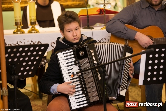 Zdjęcie w galerii na portalu naszraciborz.pl: Doroczne kolędowanie przy żłóbku w Oborze wiadomości z regionu