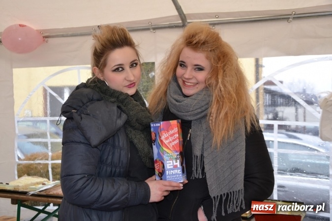 Zdjęcie w galerii na portalu naszraciborz.pl: Orkiestrowe cięcie. Fryzjerki ze Studia Sztuki Fryzjerskiej Luiza w Tworkowie zagrały dla WOŚP wiadomości z regionu