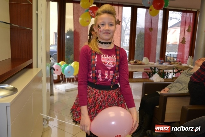 Zdjęcie w galerii na portalu naszraciborz.pl: Orkiestrowe cięcie. Fryzjerki ze Studia Sztuki Fryzjerskiej Luiza w Tworkowie zagrały dla WOŚP wiadomości z regionu