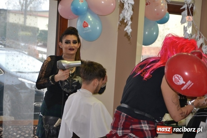 Zdjęcie w galerii na portalu naszraciborz.pl: Orkiestrowe cięcie. Fryzjerki ze Studia Sztuki Fryzjerskiej Luiza w Tworkowie zagrały dla WOŚP wiadomości z regionu