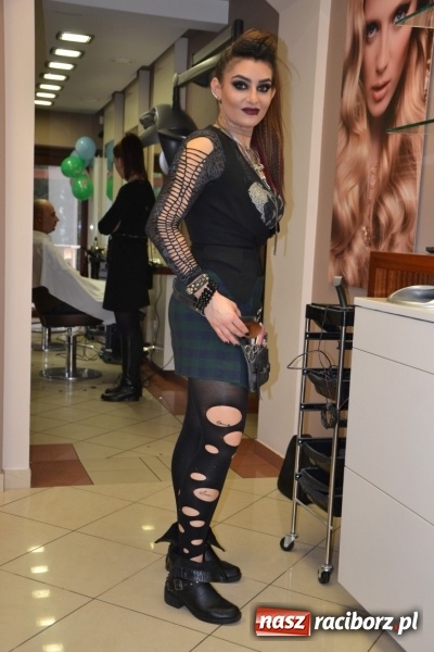 Zdjęcie w galerii na portalu naszraciborz.pl: Orkiestrowe cięcie. Fryzjerki ze Studia Sztuki Fryzjerskiej Luiza w Tworkowie zagrały dla WOŚP wiadomości z regionu