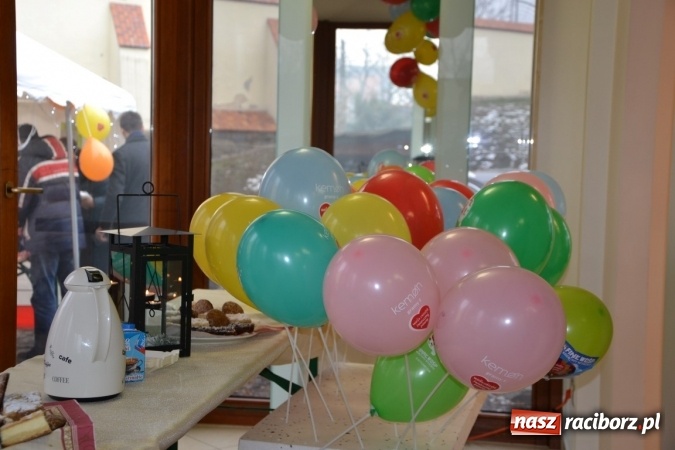 Zdjęcie w galerii na portalu naszraciborz.pl: Orkiestrowe cięcie. Fryzjerki ze Studia Sztuki Fryzjerskiej Luiza w Tworkowie zagrały dla WOŚP wiadomości z regionu