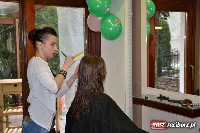 Zdjęcie w galerii na portalu naszraciborz.pl: Orkiestrowe cięcie. Fryzjerki ze Studia Sztuki Fryzjerskiej Luiza w Tworkowie zagrały dla WOŚP wiadomości z regionu