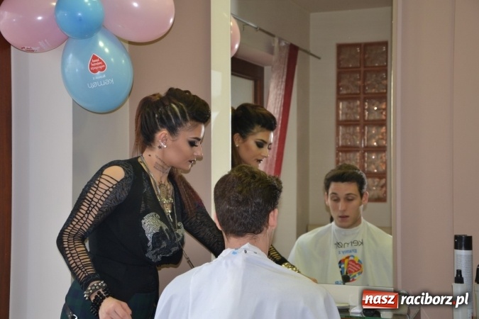 Zdjęcie w galerii na portalu naszraciborz.pl: Orkiestrowe cięcie. Fryzjerki ze Studia Sztuki Fryzjerskiej Luiza w Tworkowie zagrały dla WOŚP wiadomości z regionu