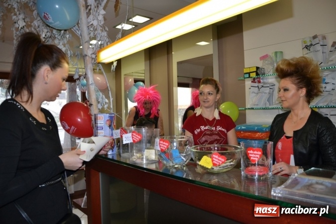 Zdjęcie w galerii na portalu naszraciborz.pl: Orkiestrowe cięcie. Fryzjerki ze Studia Sztuki Fryzjerskiej Luiza w Tworkowie zagrały dla WOŚP wiadomości z regionu