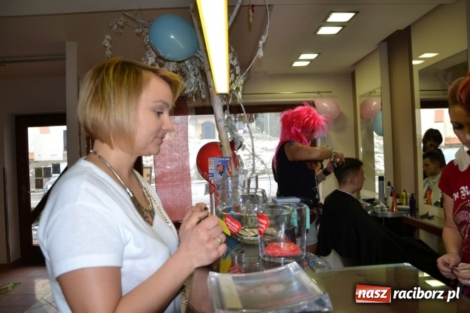 Zdjęcie w galerii na portalu naszraciborz.pl: Orkiestrowe cięcie. Fryzjerki ze Studia Sztuki Fryzjerskiej Luiza w Tworkowie zagrały dla WOŚP wiadomości z regionu
