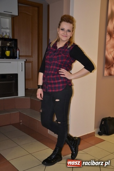 Zdjęcie w galerii na portalu naszraciborz.pl: Orkiestrowe cięcie. Fryzjerki ze Studia Sztuki Fryzjerskiej Luiza w Tworkowie zagrały dla WOŚP wiadomości z regionu