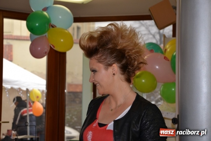 Zdjęcie w galerii na portalu naszraciborz.pl: Orkiestrowe cięcie. Fryzjerki ze Studia Sztuki Fryzjerskiej Luiza w Tworkowie zagrały dla WOŚP wiadomości z regionu