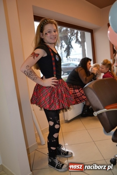 Zdjęcie w galerii na portalu naszraciborz.pl: Orkiestrowe cięcie. Fryzjerki ze Studia Sztuki Fryzjerskiej Luiza w Tworkowie zagrały dla WOŚP wiadomości z regionu