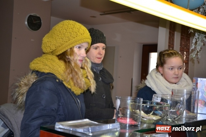 Zdjęcie w galerii na portalu naszraciborz.pl: Orkiestrowe cięcie. Fryzjerki ze Studia Sztuki Fryzjerskiej Luiza w Tworkowie zagrały dla WOŚP wiadomości z regionu