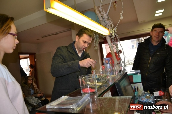 Zdjęcie w galerii na portalu naszraciborz.pl: Orkiestrowe cięcie. Fryzjerki ze Studia Sztuki Fryzjerskiej Luiza w Tworkowie zagrały dla WOŚP wiadomości z regionu