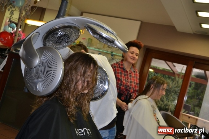 Zdjęcie w galerii na portalu naszraciborz.pl: Orkiestrowe cięcie. Fryzjerki ze Studia Sztuki Fryzjerskiej Luiza w Tworkowie zagrały dla WOŚP wiadomości z regionu