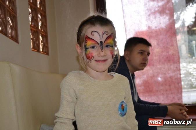 Zdjęcie w galerii na portalu naszraciborz.pl: Orkiestrowe cięcie. Fryzjerki ze Studia Sztuki Fryzjerskiej Luiza w Tworkowie zagrały dla WOŚP wiadomości z regionu