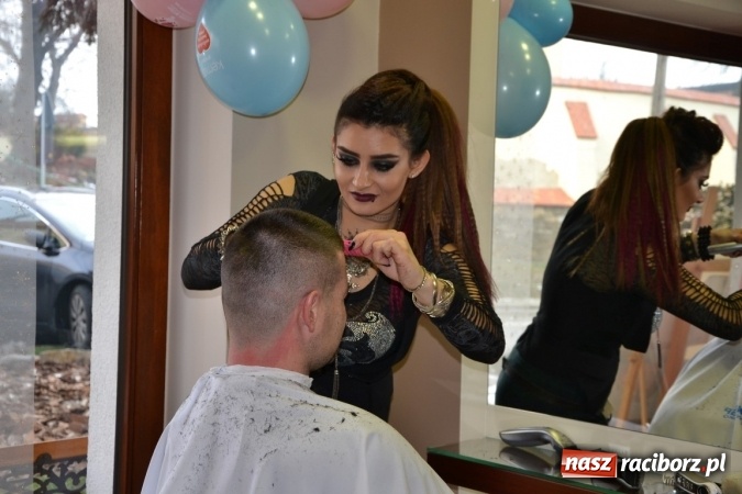 Zdjęcie w galerii na portalu naszraciborz.pl: Orkiestrowe cięcie. Fryzjerki ze Studia Sztuki Fryzjerskiej Luiza w Tworkowie zagrały dla WOŚP wiadomości z regionu