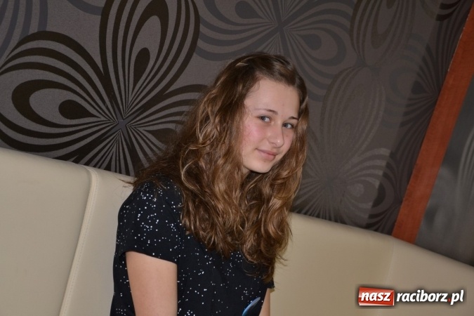 Zdjęcie w galerii na portalu naszraciborz.pl: Orkiestrowe cięcie. Fryzjerki ze Studia Sztuki Fryzjerskiej Luiza w Tworkowie zagrały dla WOŚP wiadomości z regionu