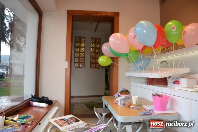 Zdjęcie w galerii na portalu naszraciborz.pl: Orkiestrowe cięcie. Fryzjerki ze Studia Sztuki Fryzjerskiej Luiza w Tworkowie zagrały dla WOŚP wiadomości z regionu