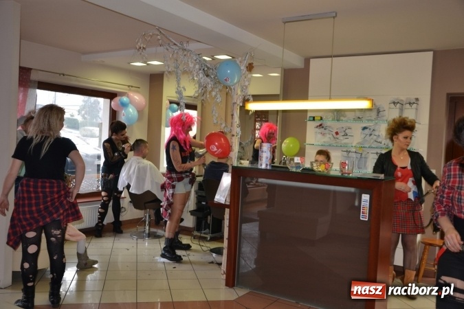 Zdjęcie w galerii na portalu naszraciborz.pl: Orkiestrowe cięcie. Fryzjerki ze Studia Sztuki Fryzjerskiej Luiza w Tworkowie zagrały dla WOŚP wiadomości z regionu