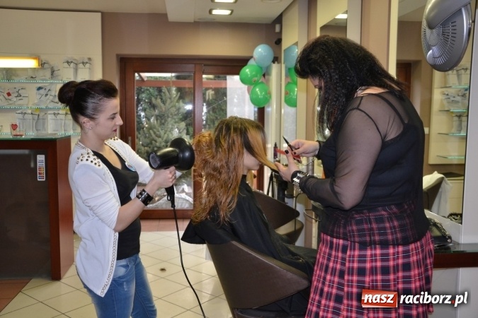 Zdjęcie w galerii na portalu naszraciborz.pl: Orkiestrowe cięcie. Fryzjerki ze Studia Sztuki Fryzjerskiej Luiza w Tworkowie zagrały dla WOŚP wiadomości z regionu