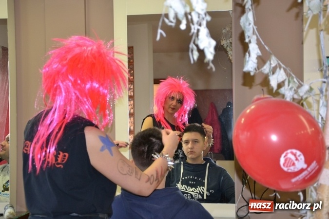 Zdjęcie w galerii na portalu naszraciborz.pl: Orkiestrowe cięcie. Fryzjerki ze Studia Sztuki Fryzjerskiej Luiza w Tworkowie zagrały dla WOŚP wiadomości z regionu