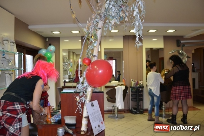 Zdjęcie w galerii na portalu naszraciborz.pl: Orkiestrowe cięcie. Fryzjerki ze Studia Sztuki Fryzjerskiej Luiza w Tworkowie zagrały dla WOŚP wiadomości z regionu