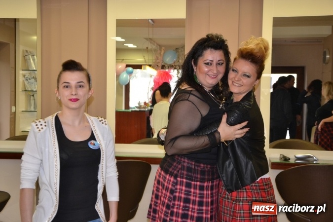 Zdjęcie w galerii na portalu naszraciborz.pl: Orkiestrowe cięcie. Fryzjerki ze Studia Sztuki Fryzjerskiej Luiza w Tworkowie zagrały dla WOŚP wiadomości z regionu