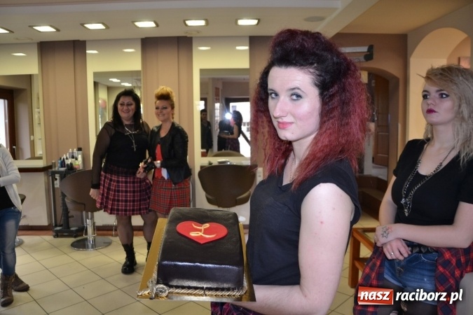 Zdjęcie w galerii na portalu naszraciborz.pl: Orkiestrowe cięcie. Fryzjerki ze Studia Sztuki Fryzjerskiej Luiza w Tworkowie zagrały dla WOŚP wiadomości z regionu