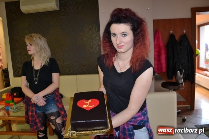 Zdjęcie w galerii na portalu naszraciborz.pl: Orkiestrowe cięcie. Fryzjerki ze Studia Sztuki Fryzjerskiej Luiza w Tworkowie zagrały dla WOŚP wiadomości z regionu