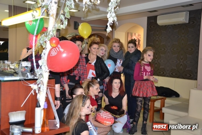 Zdjęcie w galerii na portalu naszraciborz.pl: Orkiestrowe cięcie. Fryzjerki ze Studia Sztuki Fryzjerskiej Luiza w Tworkowie zagrały dla WOŚP wiadomości z regionu