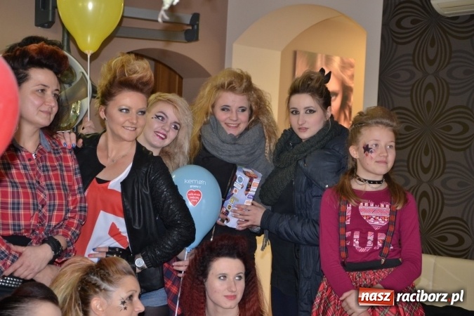 Zdjęcie w galerii na portalu naszraciborz.pl: Orkiestrowe cięcie. Fryzjerki ze Studia Sztuki Fryzjerskiej Luiza w Tworkowie zagrały dla WOŚP wiadomości z regionu