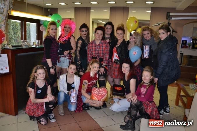 Zdjęcie w galerii na portalu naszraciborz.pl: Orkiestrowe cięcie. Fryzjerki ze Studia Sztuki Fryzjerskiej Luiza w Tworkowie zagrały dla WOŚP wiadomości z regionu