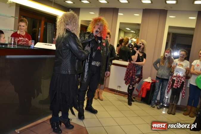 Zdjęcie w galerii na portalu naszraciborz.pl: Orkiestrowe cięcie. Fryzjerki ze Studia Sztuki Fryzjerskiej Luiza w Tworkowie zagrały dla WOŚP wiadomości z regionu