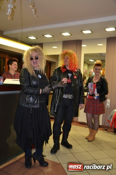 Zdjęcie w galerii na portalu naszraciborz.pl: Orkiestrowe cięcie. Fryzjerki ze Studia Sztuki Fryzjerskiej Luiza w Tworkowie zagrały dla WOŚP wiadomości z regionu