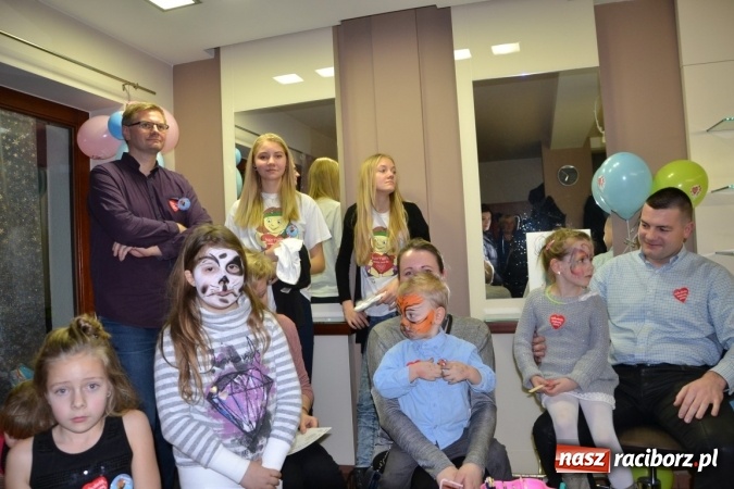 Zdjęcie w galerii na portalu naszraciborz.pl: Orkiestrowe cięcie. Fryzjerki ze Studia Sztuki Fryzjerskiej Luiza w Tworkowie zagrały dla WOŚP wiadomości z regionu