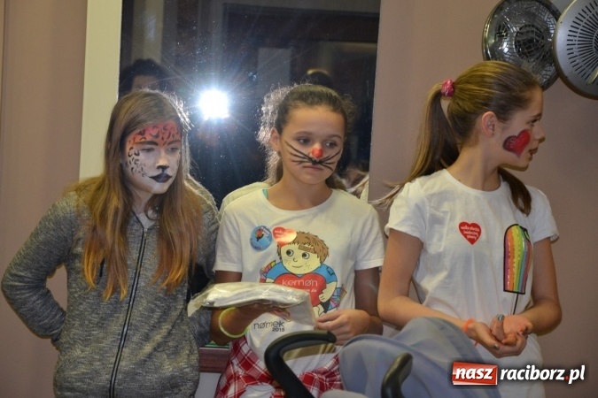 Zdjęcie w galerii na portalu naszraciborz.pl: Orkiestrowe cięcie. Fryzjerki ze Studia Sztuki Fryzjerskiej Luiza w Tworkowie zagrały dla WOŚP wiadomości z regionu