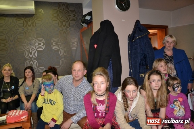 Zdjęcie w galerii na portalu naszraciborz.pl: Orkiestrowe cięcie. Fryzjerki ze Studia Sztuki Fryzjerskiej Luiza w Tworkowie zagrały dla WOŚP wiadomości z regionu