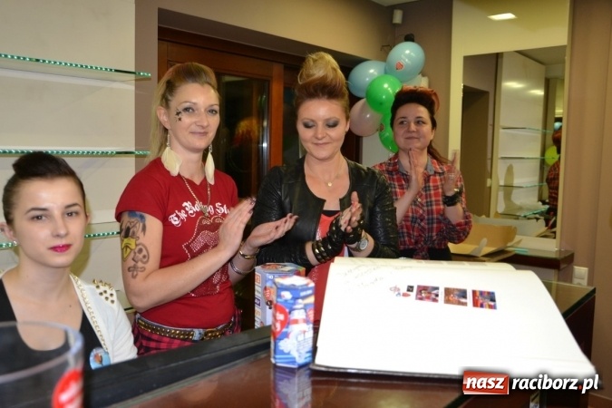 Zdjęcie w galerii na portalu naszraciborz.pl: Orkiestrowe cięcie. Fryzjerki ze Studia Sztuki Fryzjerskiej Luiza w Tworkowie zagrały dla WOŚP wiadomości z regionu